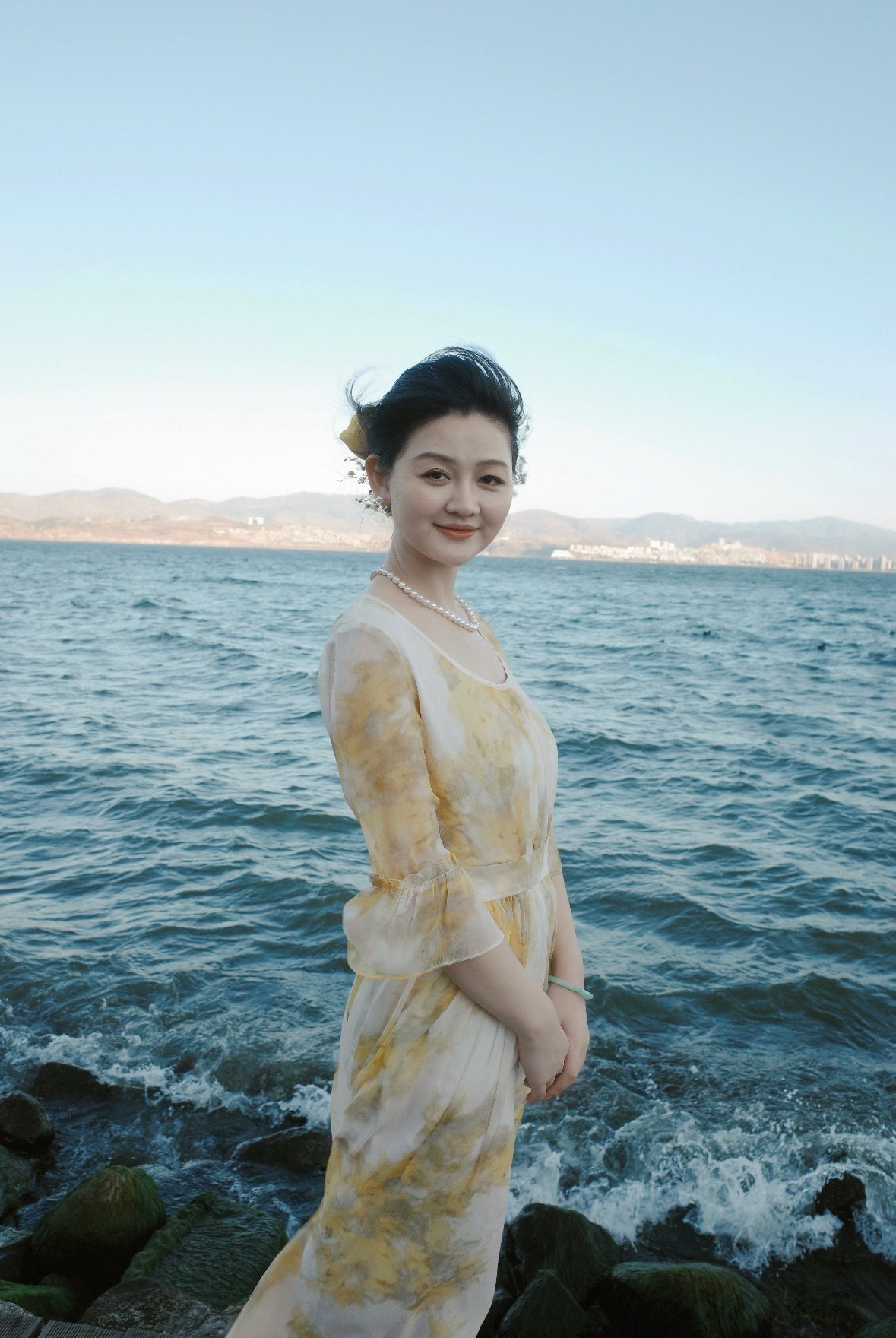 这个女生是模仿大S还是纯粹长得像？她的眉眼五官和大S一模一样，撩头发、抿嘴笑时更