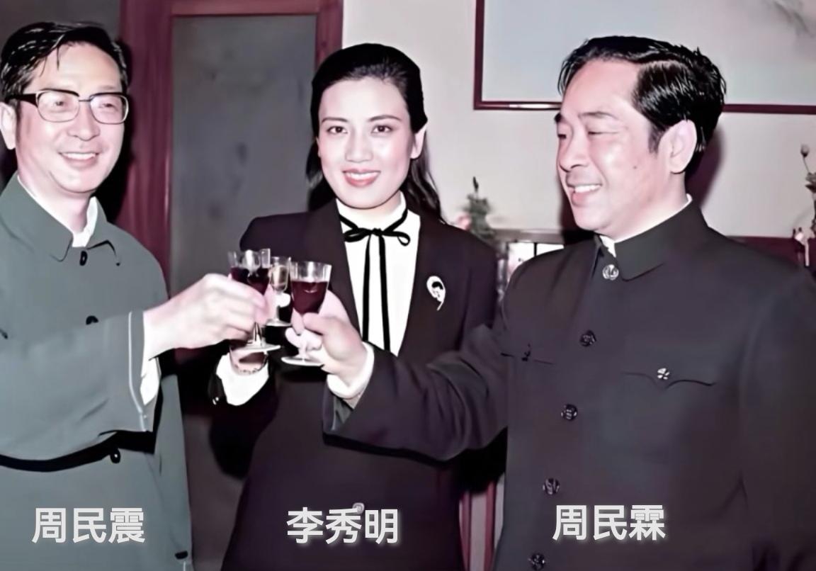 一张老照片的来龙去脉
 
下面这张珍贵的彩色老照片，记录了上世纪八十年代一次难得
