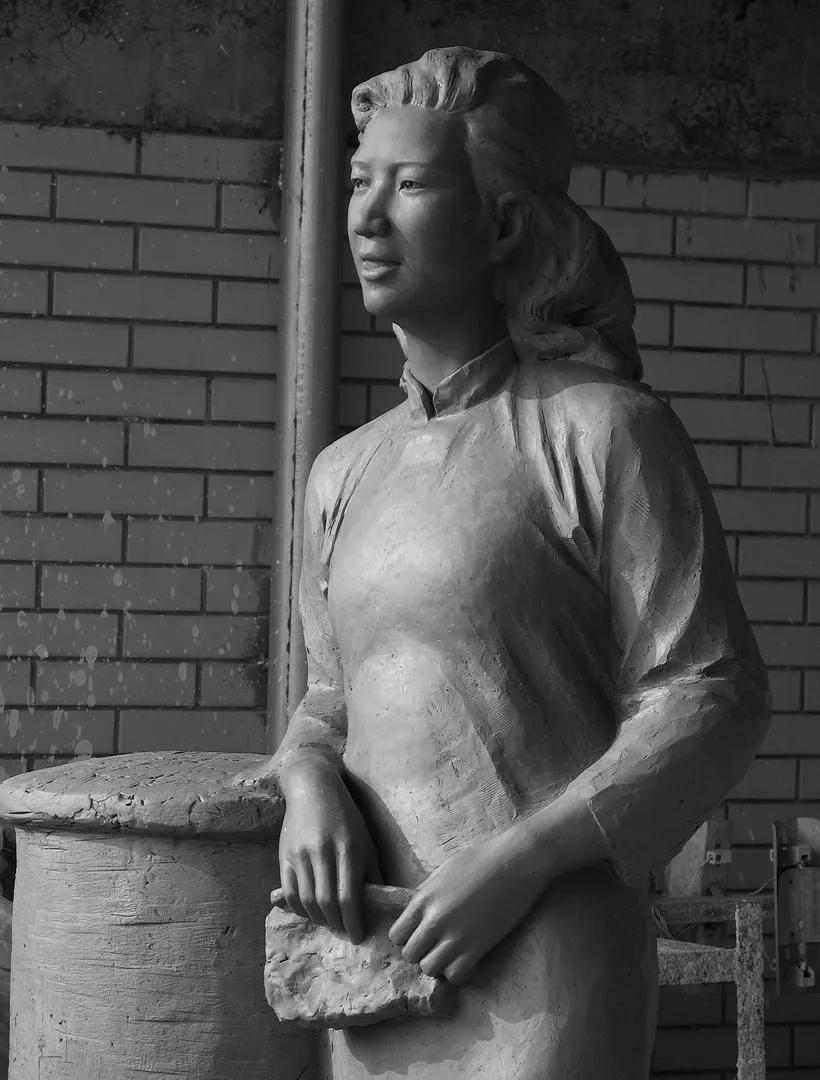 1949年，女战士刘惜芬被捕。审讯时，特务
毛森用刀划开她的衣服，逼问说：“招不