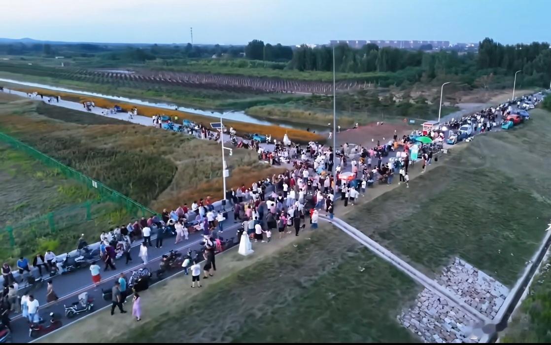 荒郊野外的宋化泉水库突然火了，据说这是即墨版的赛里木湖，一堆人跑到大堤上狂欢，还