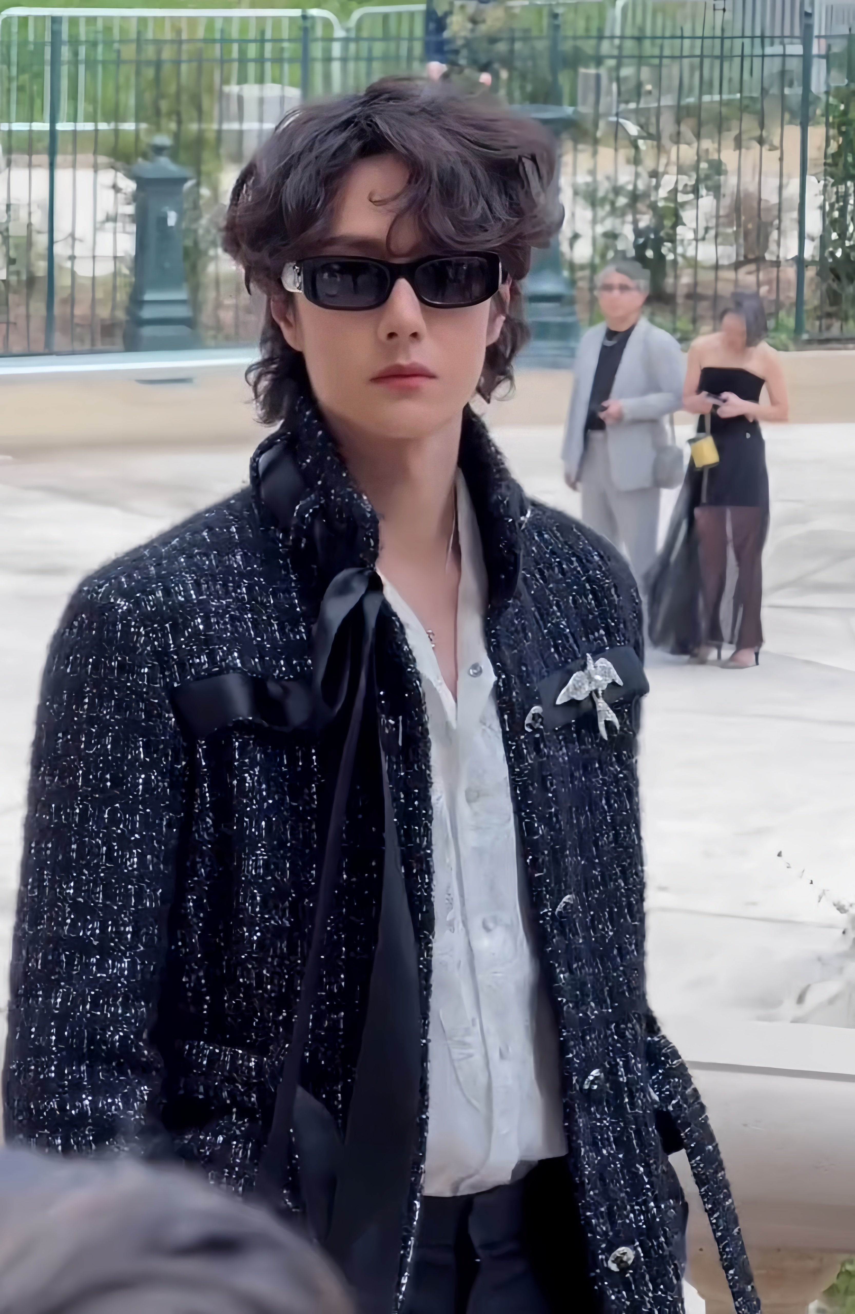 王一博帅成这样王一博卷毛王子王一博vogue王一博巴黎高定时装周 ​​​
