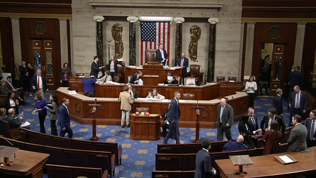 新闻快讯——众议院通过大规模拨款方案，结束短暂政府停摆，法案已送交特朗普总统签署