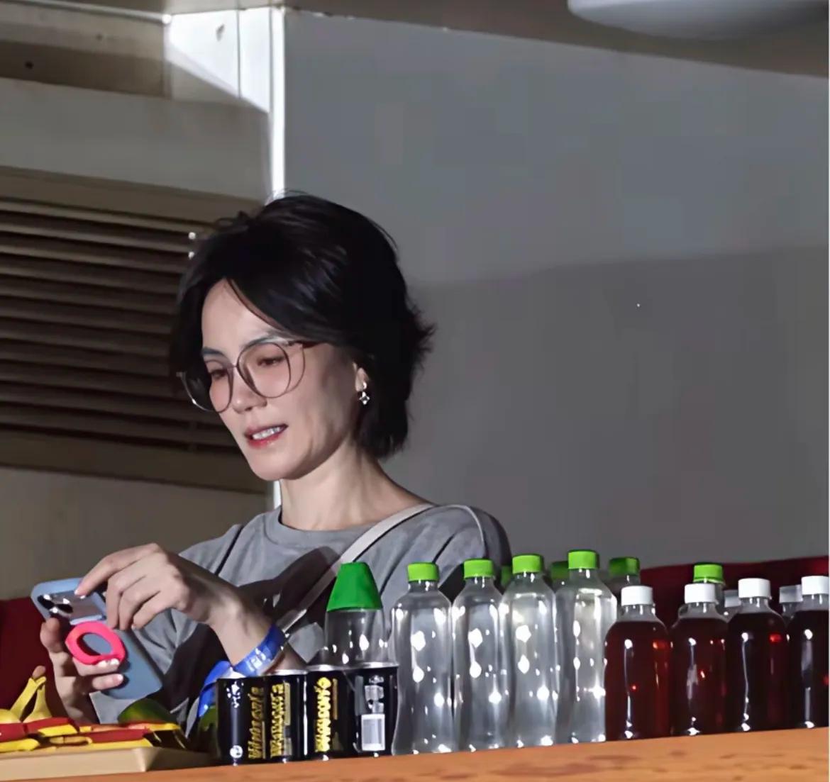 王菲是真的很细心，她一定是知道自己会出镜。

8月22号那英北京演唱会的包厢里，