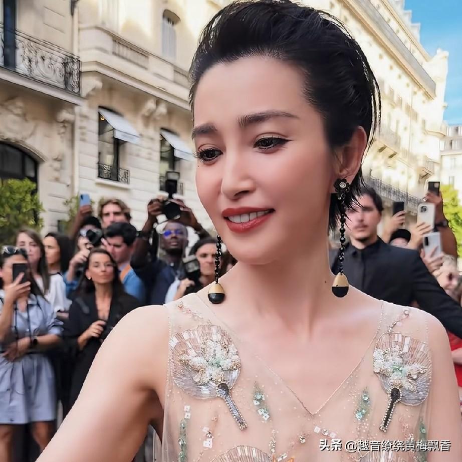 巴黎时装博览会上，李冰冰身着镂空上衣亮相，尽显美丽与风情。有观众认为李冰冰容貌变