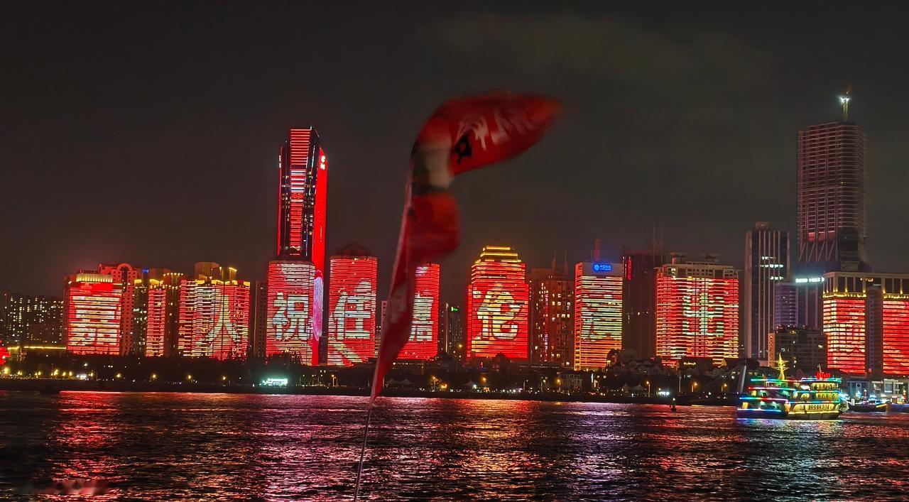 “梦想在生根发芽，
海风说任国超欢迎回家”

“载誉而来，山海相迎”
“嘉人祝嘉