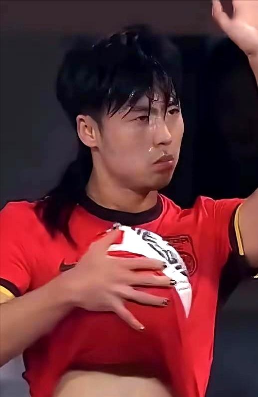 U22国足输给越南那场，后防失误丢球，球员汪士钦的美甲和小肚腩被骂上热搜。不是美