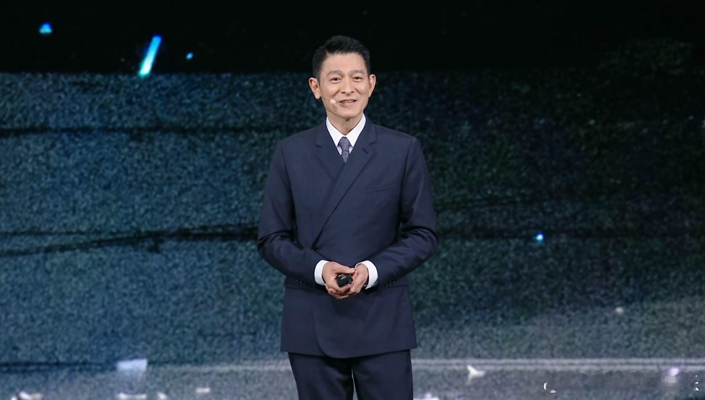 刘德华手持华为新三折叠华为官宣刘德华出席9月7日发布会 余承东都说“老朋友又要见