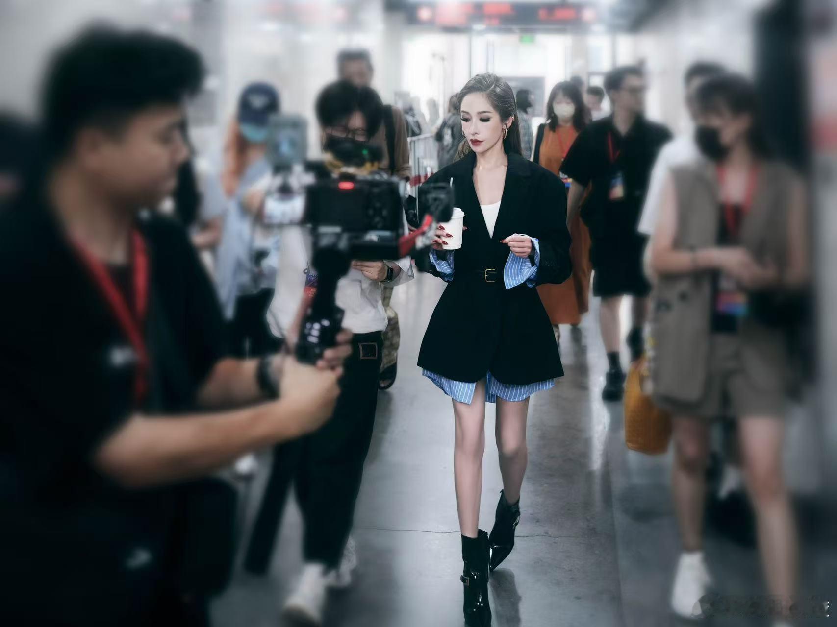 萧亚轩瘦成纸片人谁给萧亚轩做的妆造 纸片人身材配顶级妆造，萧亚轩归来slay全场