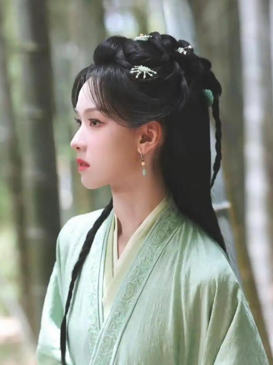 陈都灵算不上惊艳的女生，但古装造很有韵味

近日，陈都灵凭借新剧《翘楚》再次出圈