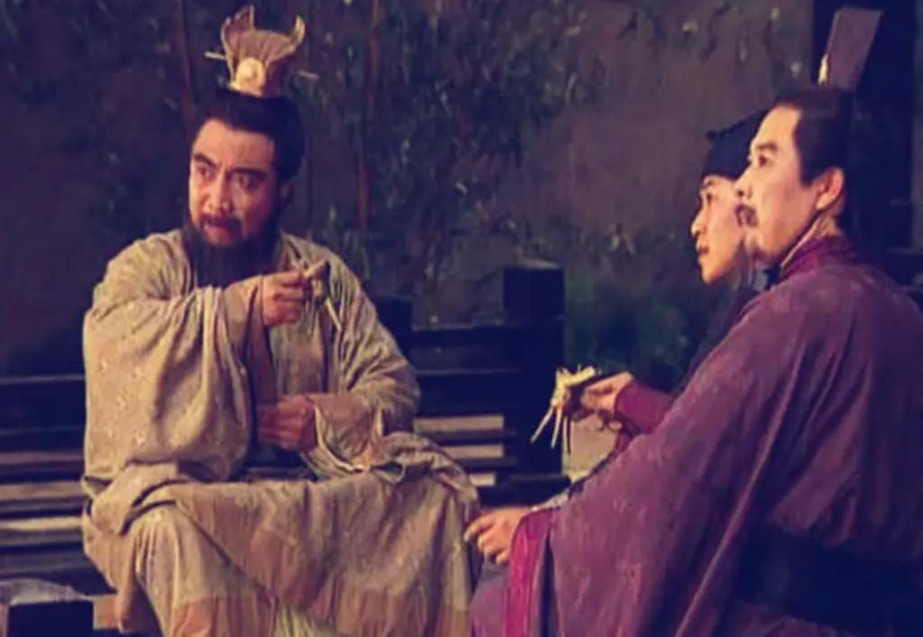 对下联原创 看到“煮茶聊天地”这个上联，我对了个“把酒论英雄”的下联。“煮茶”和