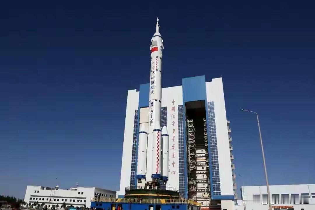 几天时间就把问题解决了，中国的航天实力完美的彰显了出来！神舟二十乘组搭乘的是神舟