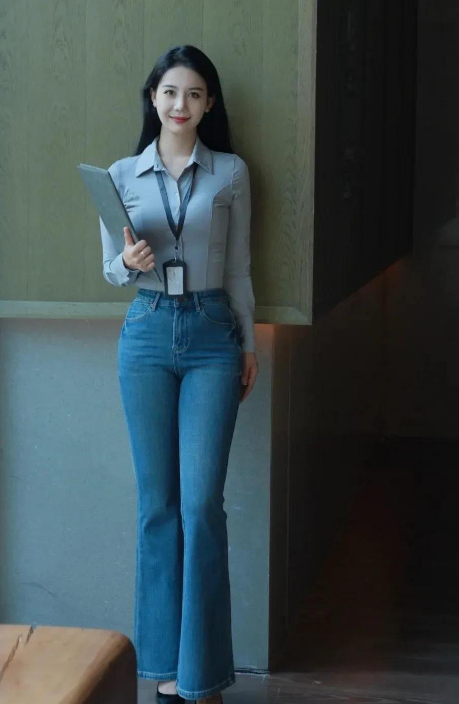 青青子衿，悠悠我心！
纵我不往，子宁不来？
挑兮达兮，在城阙兮！