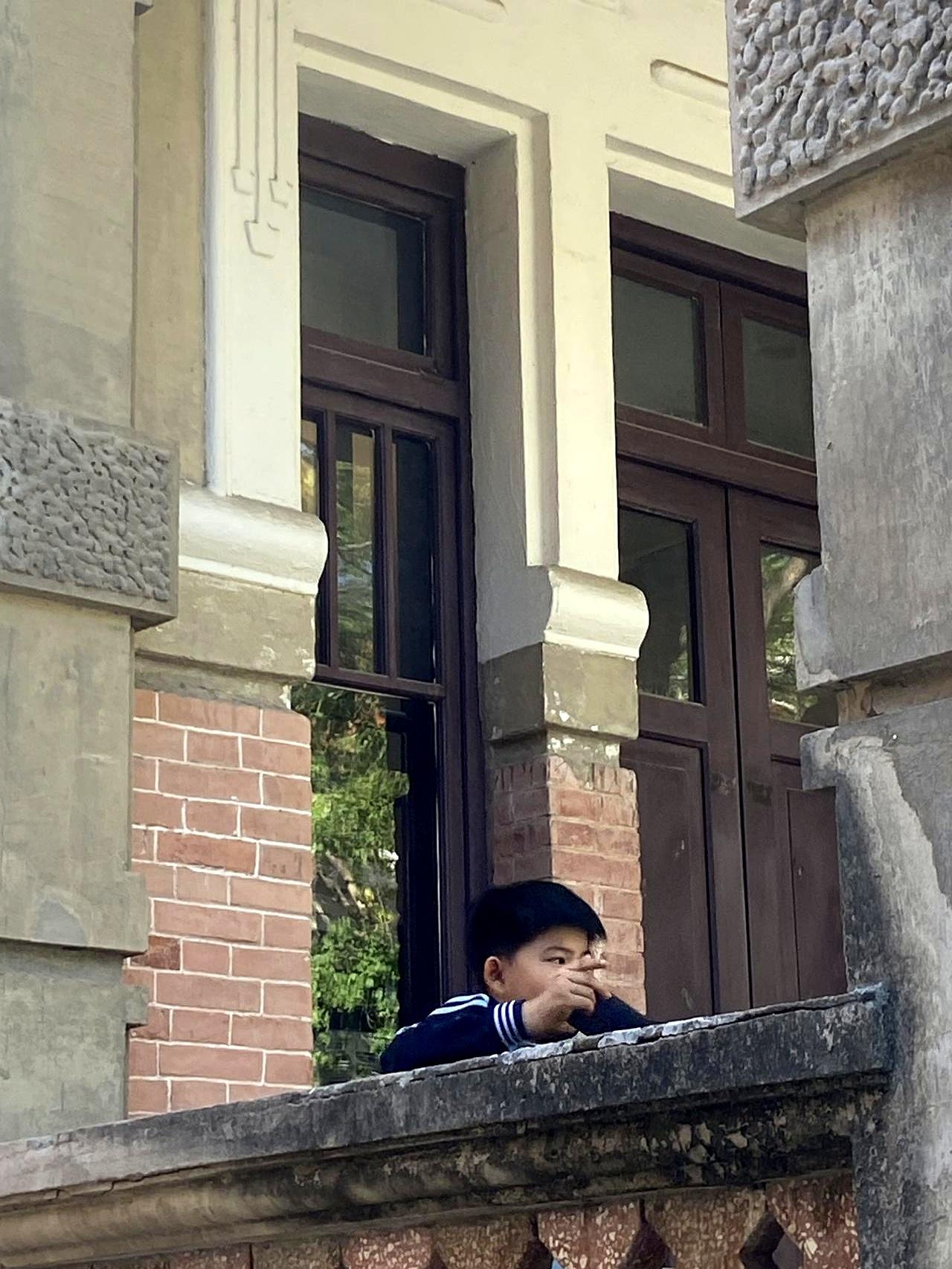 一位从教三十多年的老校长跟我说过一句话，我当时没接上话，现在想起来后背发凉。
他