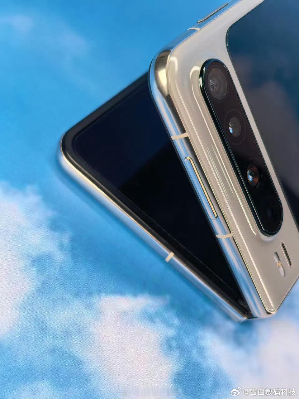 Pura X 月影灰的玄武水滴铰链 + 钛合金支撑层，折叠更稳日常很耐用那种手感