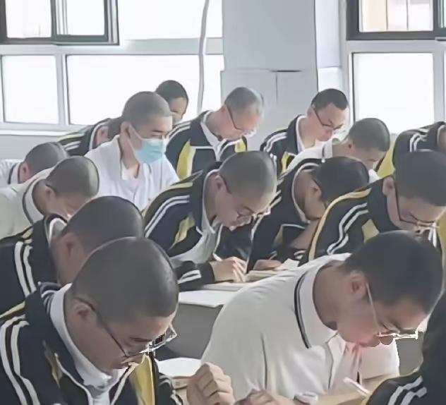 连央媒都看不下去了，全国多地中学发布发型令，
央媒痛批:舍本逐末，小题大做！
中