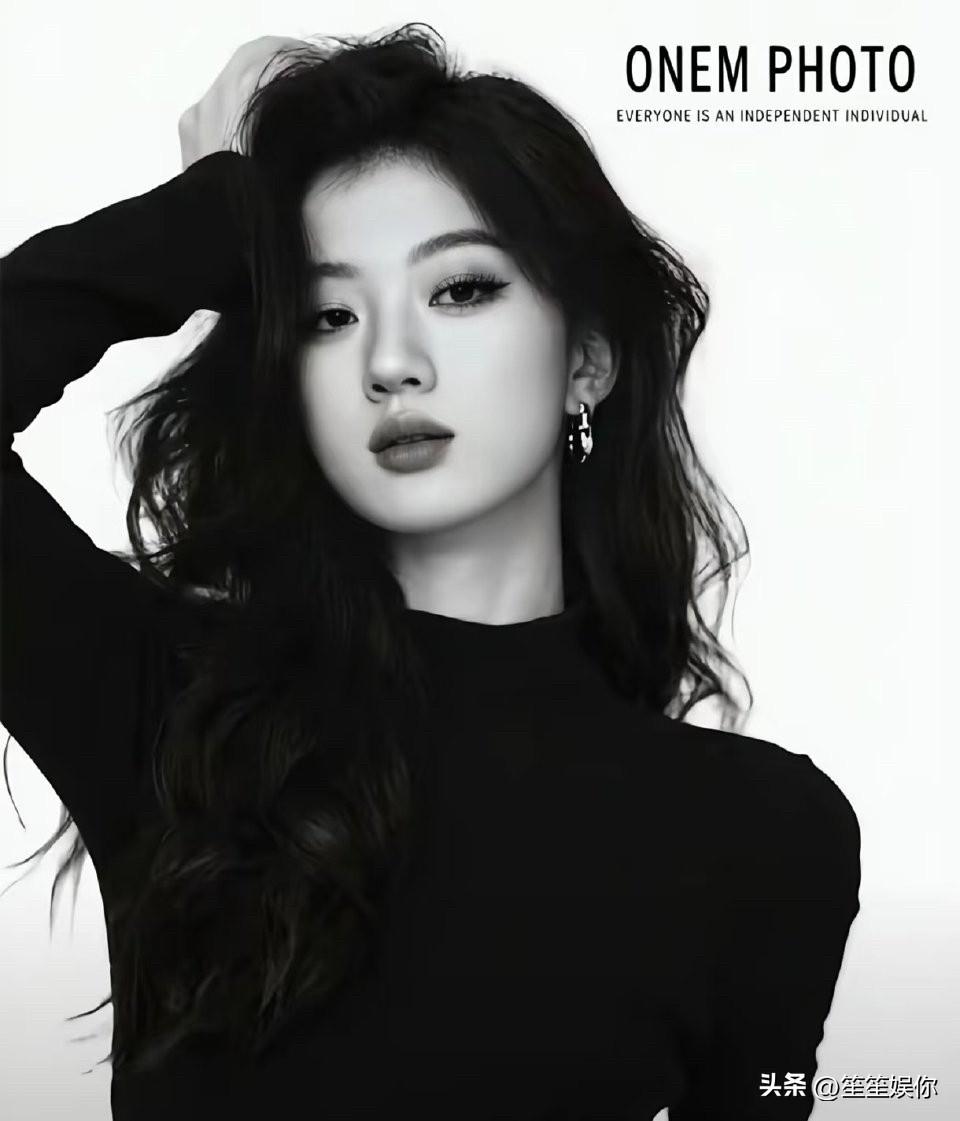 单依纯的背后太值得深究了。一般的好声音冠军必签梦响强音，只有她能破了规矩。

背