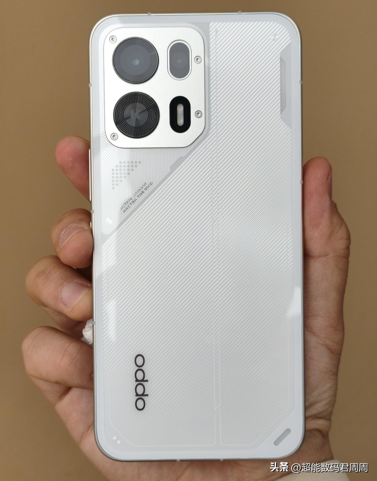 我也是刚刚才看到的，居然有安卓厂商发布的新机，连充电器都砍了，都不赠送了，难道是