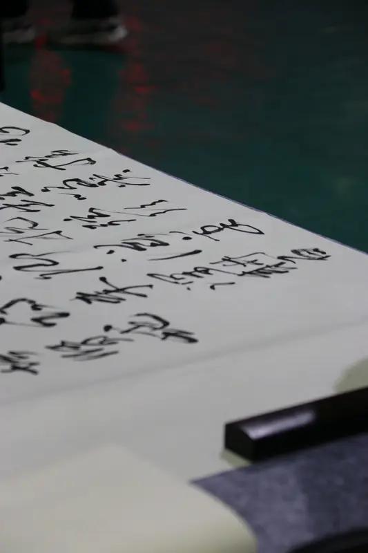 “提笔抒闲意，落纸挥动情”，这短短两句，道尽了书写的魅力。挥毫落纸，就像杜甫笔下