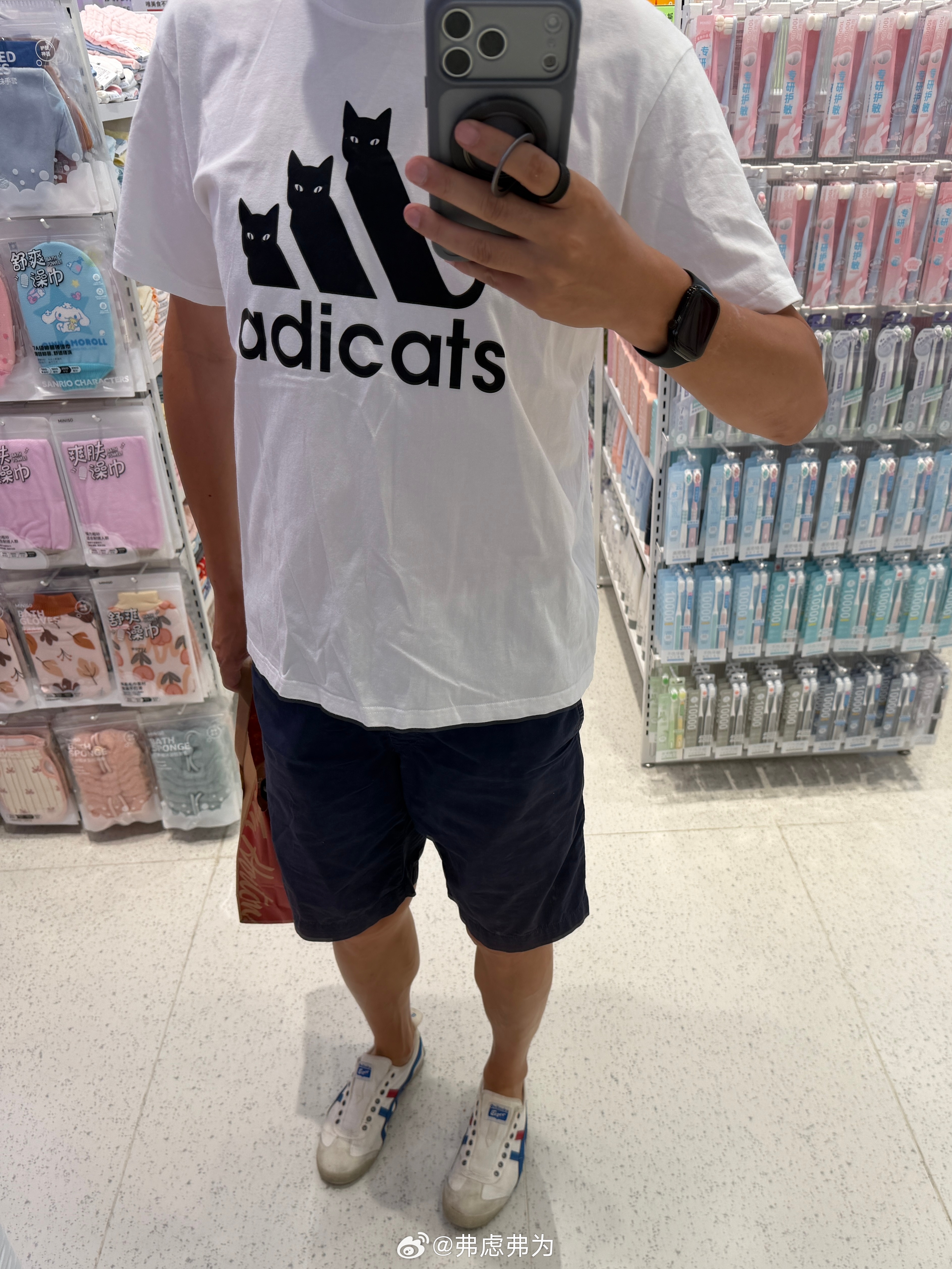 嘿嘿，穿着这件Adicats的T恤出门，注视率真的很高。