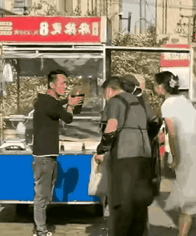 脸上浇辣椒，内裤当头套，够毒够辣！
女子使用内裤套头这招太生猛了！张飞都要退避三