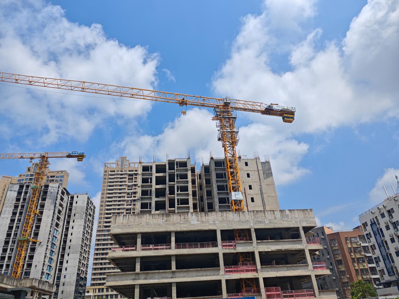 还有两个月就过年了，城市里的工地渐渐冷清，工厂的流水线转速放缓，不少外出的老乡已