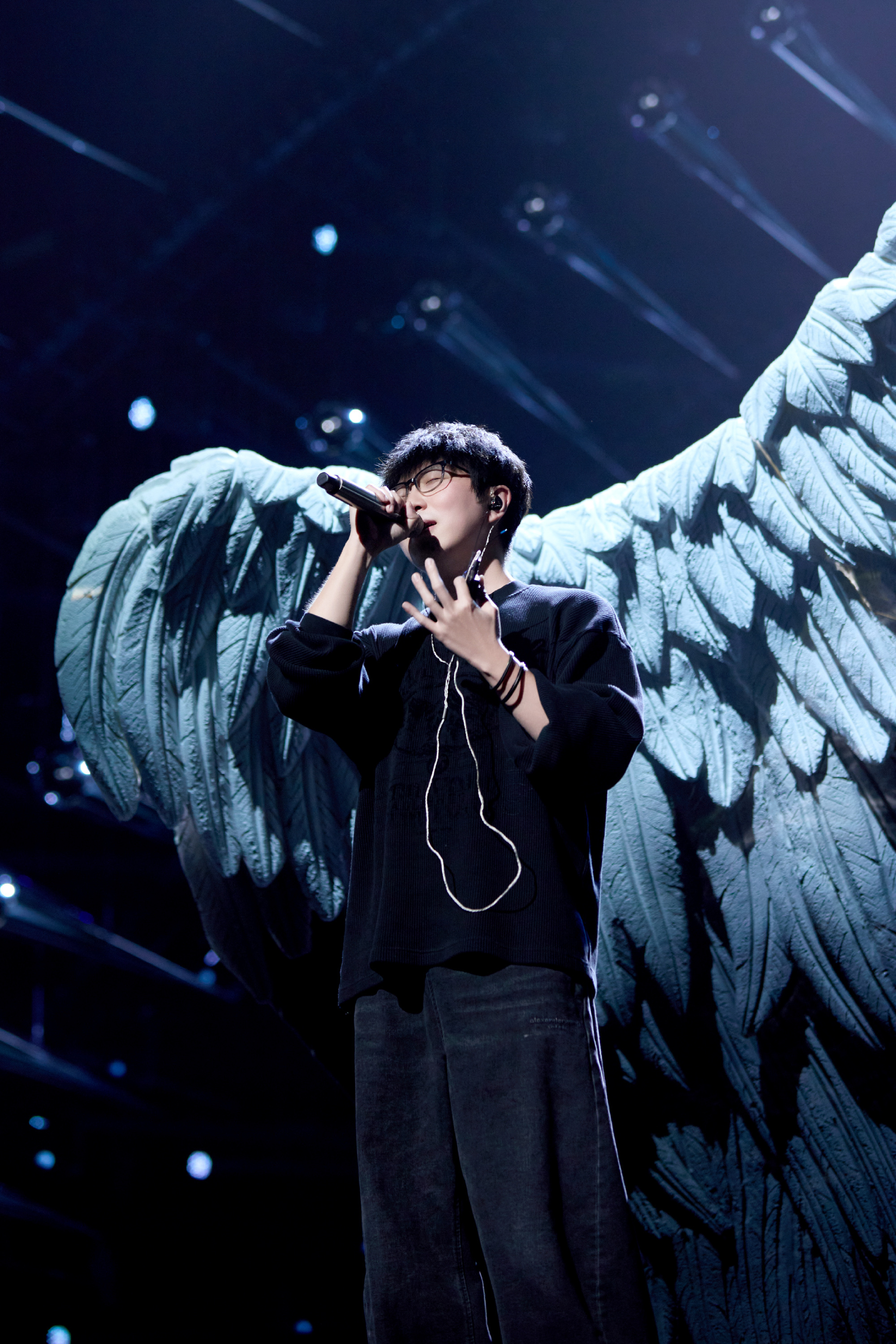 毛不易跨年背了个翅膀 哈哈哈毛毛也太可爱了吧，工作室发的图彩排图感觉他背了个翅膀