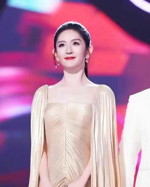 张杰今晚估计要睡不着了
不是因为谢娜获奖了
哪是简单的“美”，明明是她藏了十几年