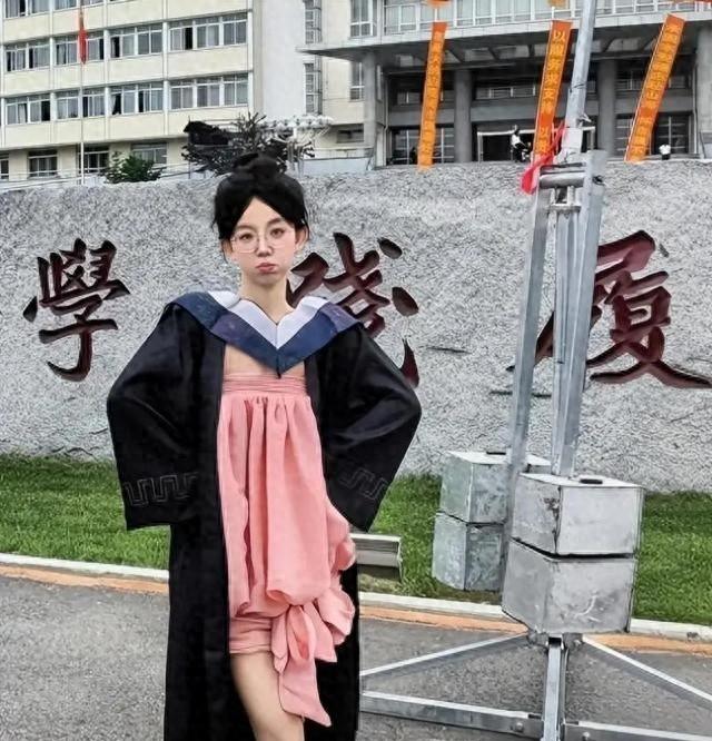 穿这样太不体面！最近高校毕业季，一名女大学生，仅仅因为穿了一条干净好看的低领连衣
