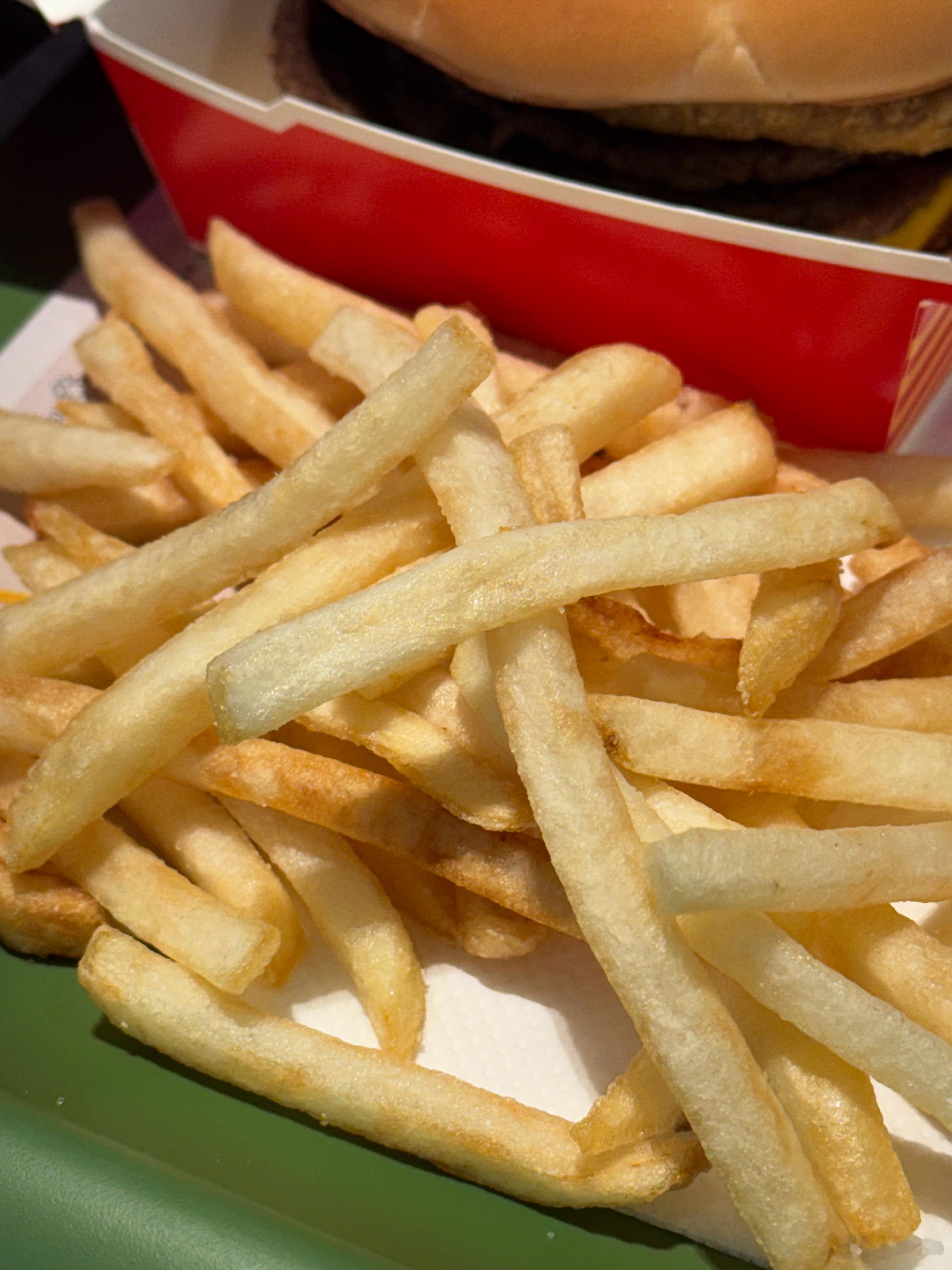 我就喜欢薯条🍟刚出锅的薯条是不需要蘸酱的，直接吃就是香香脆脆，加上一点点咸，太