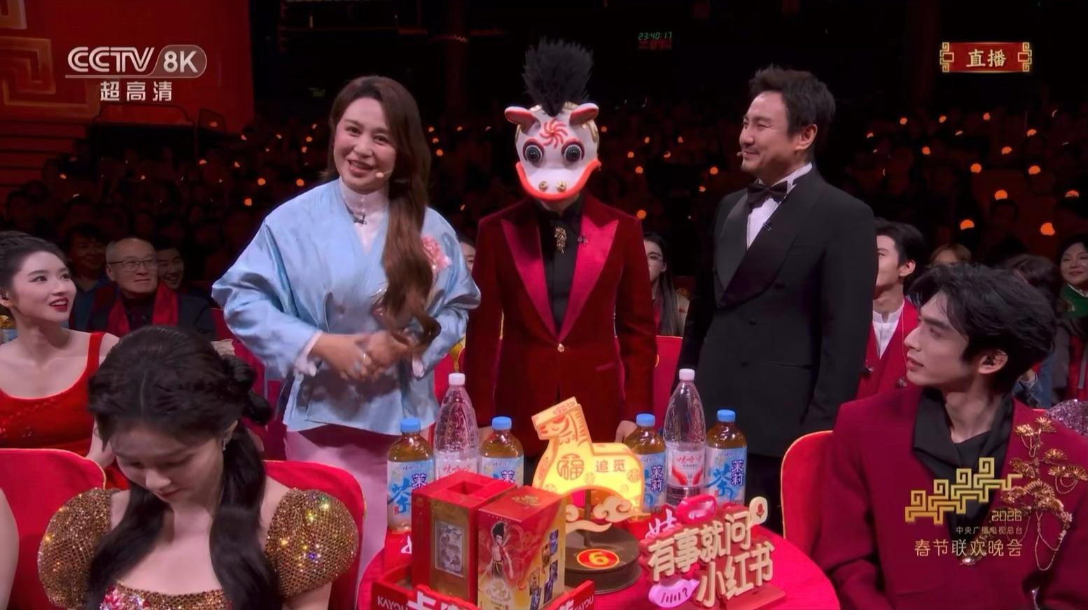 春晚段子大考春晚马丽沈腾撒贝宁搁台下演小品呢，撒贝宁马头帽虽迟但到！！撒贝宁领嗑