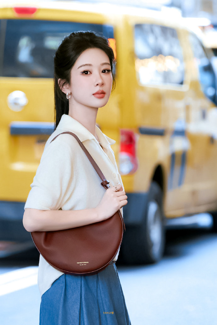 杨紫玉兰花开君再来 💜杨紫董竹君  世间两种罪恶，你笑是一种，你不笑是另外一种