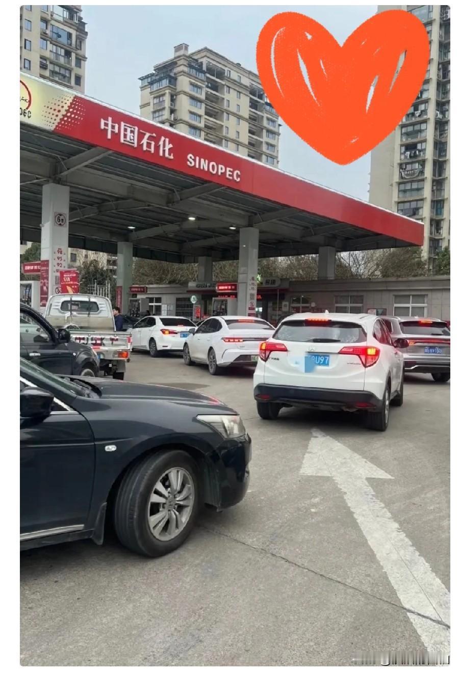 所有油车车主，
今天终于算是熬到头了，
7月4日，油价从8.04每升下调到了
7