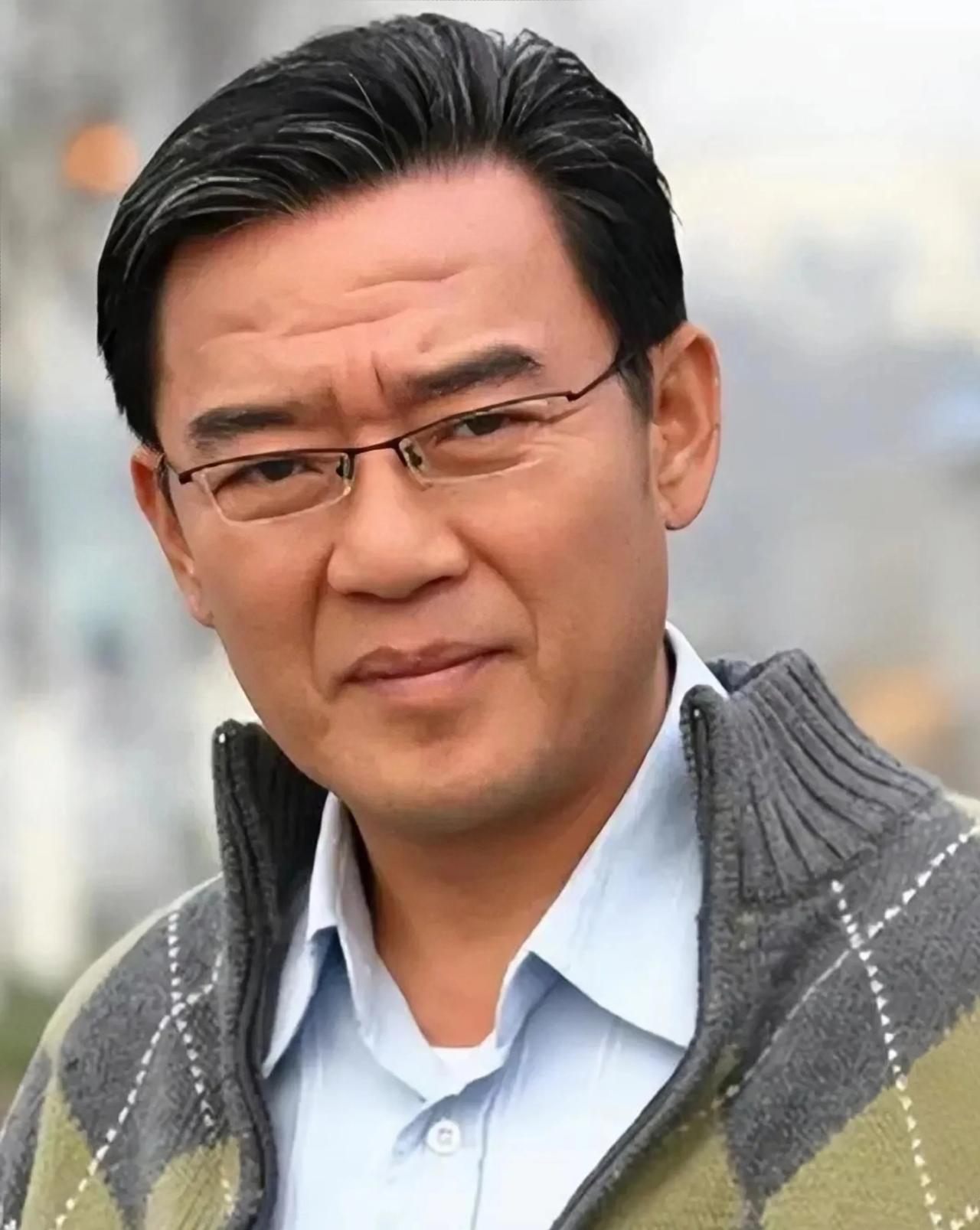 一天，李立群拍戏回来，娇妻林丽钦跟他提议：要不我们还是搬出去住吧？李立群一脸不满
