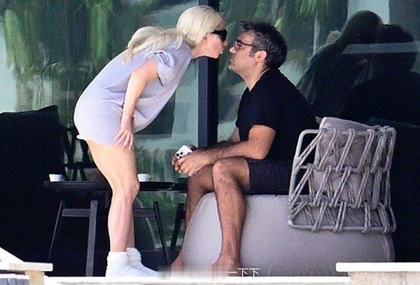 Lady Gaga 被拍到在迈阿密亲吻未婚夫Michael Polansky (