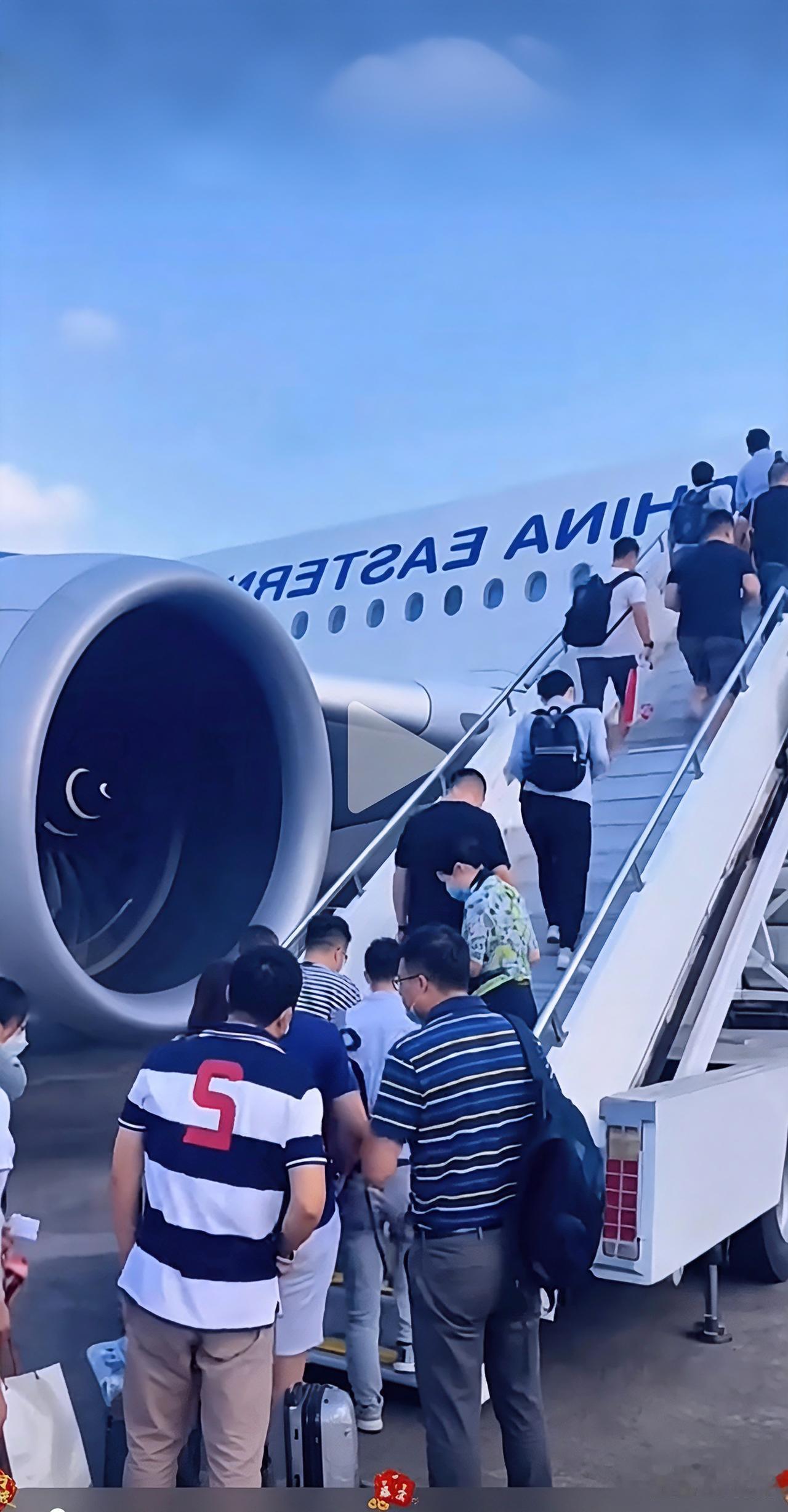 台湾街坊咋想？笔者认为多半就图个踏实过日子，不想被“台独”绑上战车。民进党天天灌