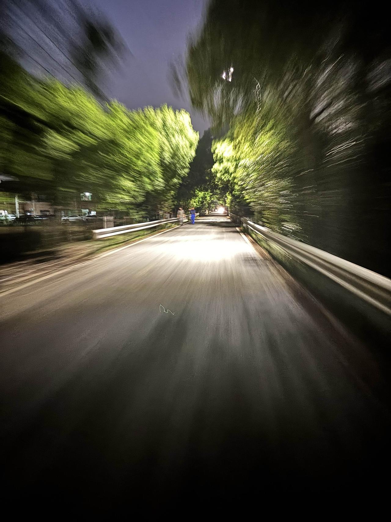 失眠了，还是睡不着……

晚上跟父母通电话了，村里的老人又有去世，熟悉而又有些许