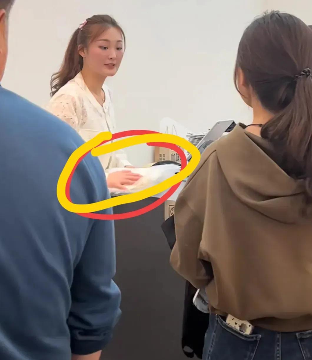 陈亚男确实不一样了！[捂脸]离开大衣哥的光环，陈亚男的气质大变，整个人土里土气的