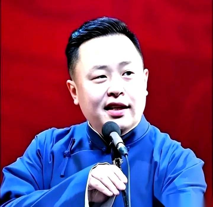 我跟你说，最狠的人，不是嗓门儿大，是做事儿静悄悄。
夜里散场，他把灯箱上那个“阎