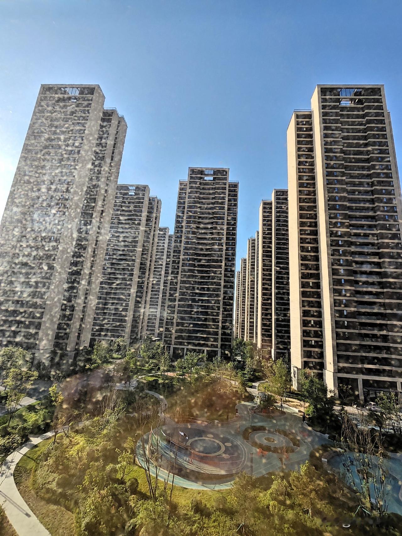 明媚阳光倾洒整片小区，建筑与园林相映成趣。绿意环绕着楼栋，出行散步、休闲遛娃都十