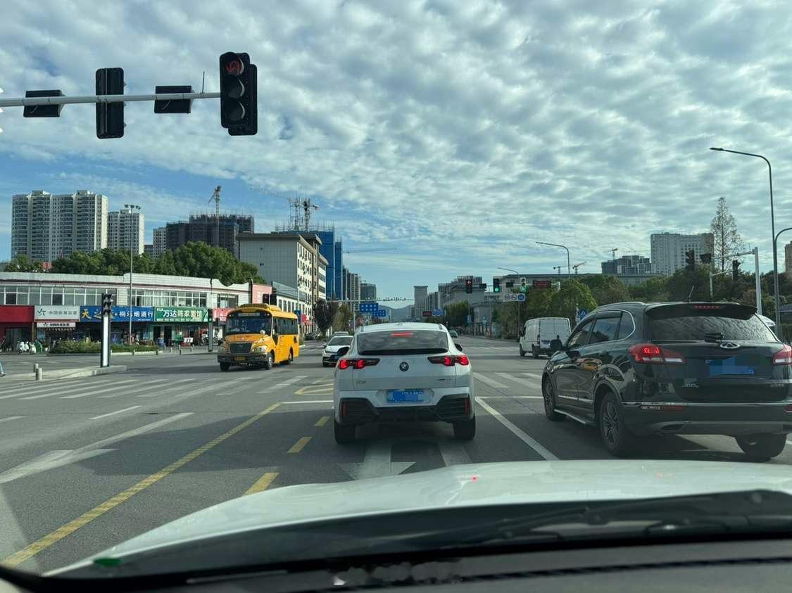 宝马X2上路既视感，袖珍得太像老头乐了[允悲][允悲] ​​​