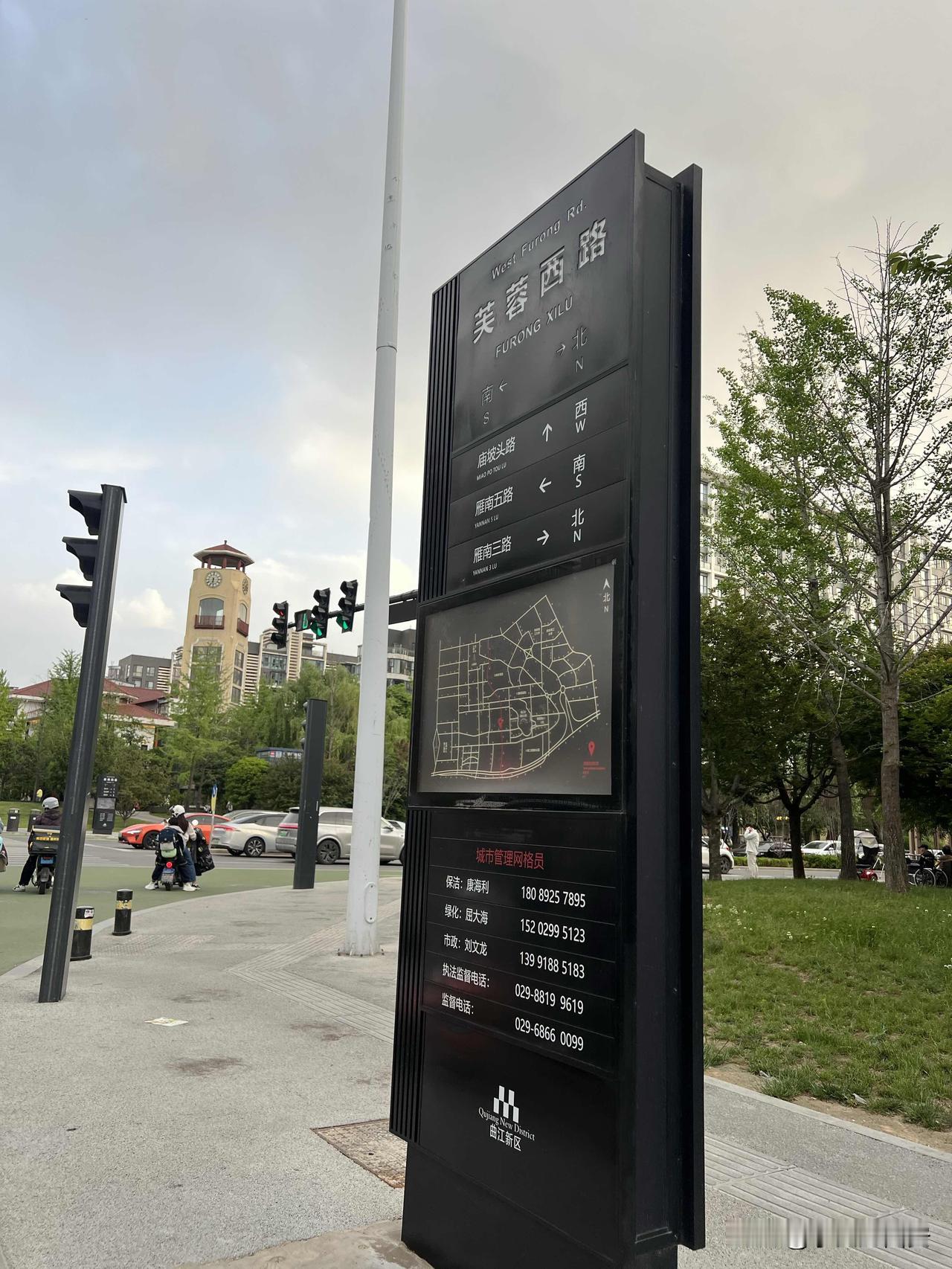 曲江的路牌和西安其他城区不同

曲江的路牌有整个曲江的地图和

景点介绍。