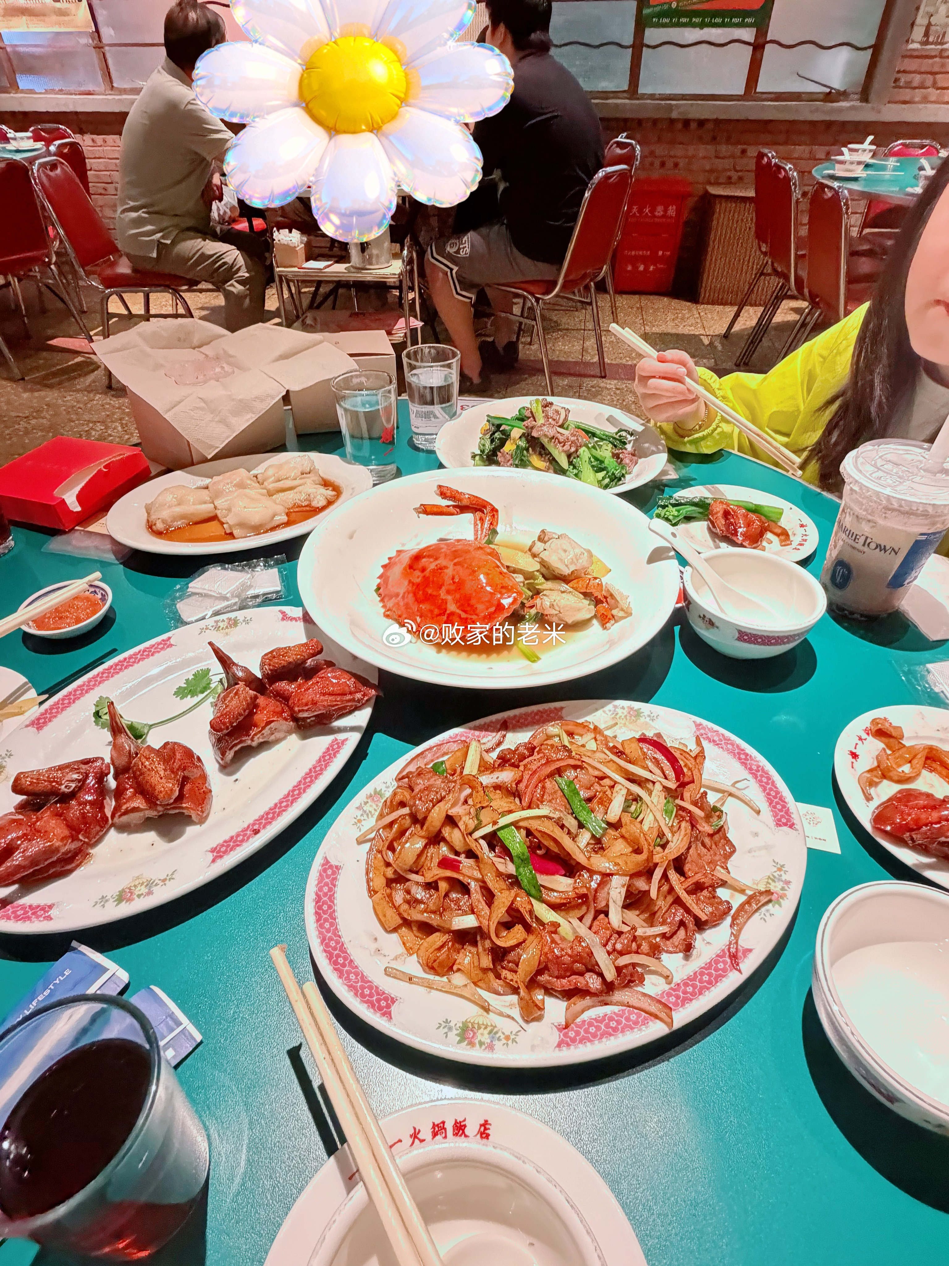 漂亮阿姨带77和蛋蛋吃饭蛋蛋又发现了新大陆——烤乳鸽和干炒牛河77迷上了葱姜炒?