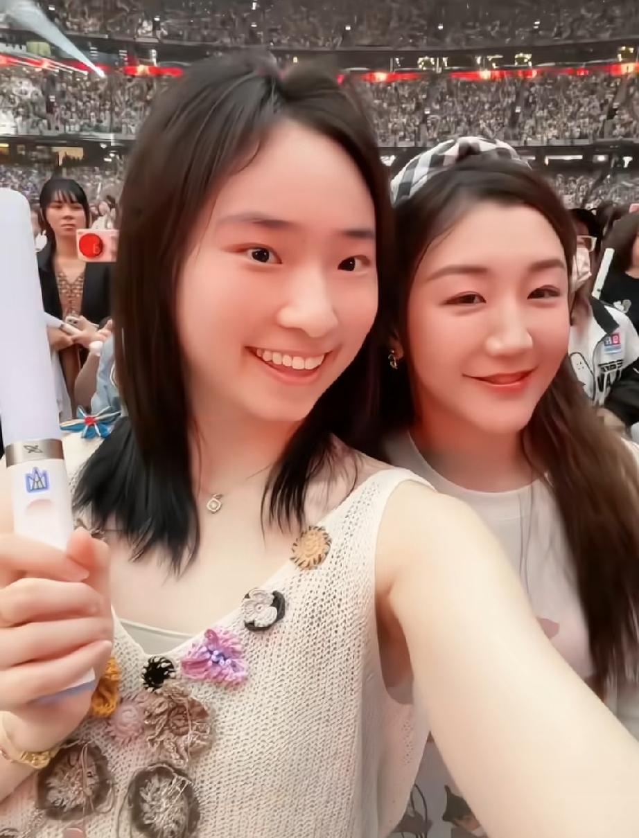 陈梦和王晓彤两个山东大妞又相聚了，这次是一起去看五月天演唱会

看来这次晓彤不忙