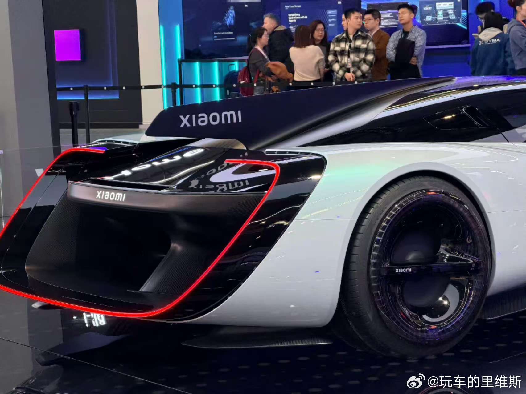 小米VisionGT实车小米VGT真的是把空气动力学玩明白了，整个车身线条就像被