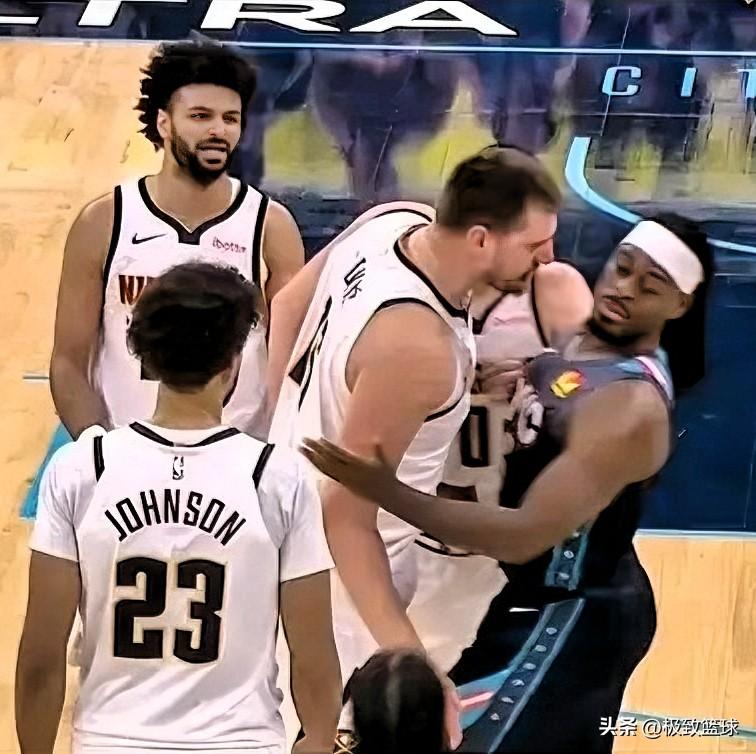 雷霆恶汉多尔特向约老师道歉了！

今日，雷霆悍将多尔特在接受《The Athle