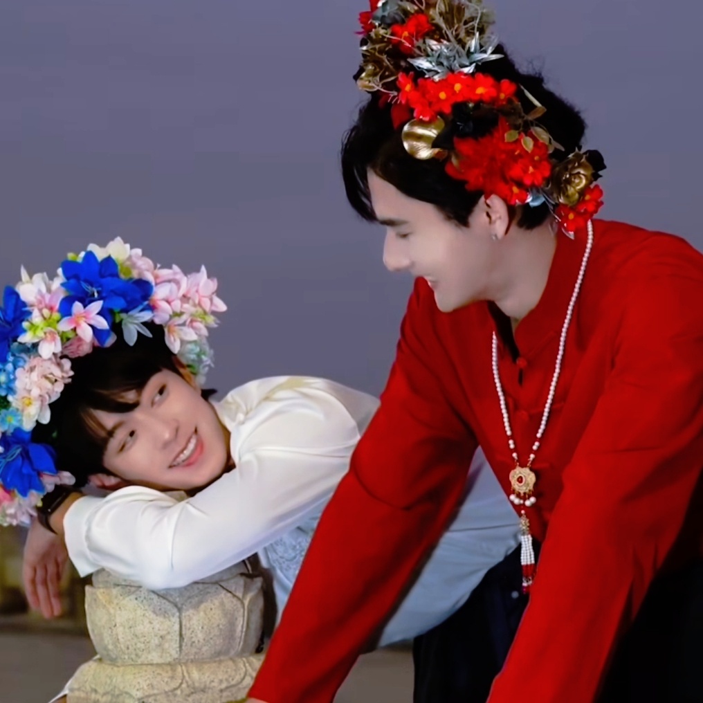 实在是太喜欢这里了直勾勾的对视然后忍不住害羞笑开眼神在拉丝而空气中撒满了名为暧昧