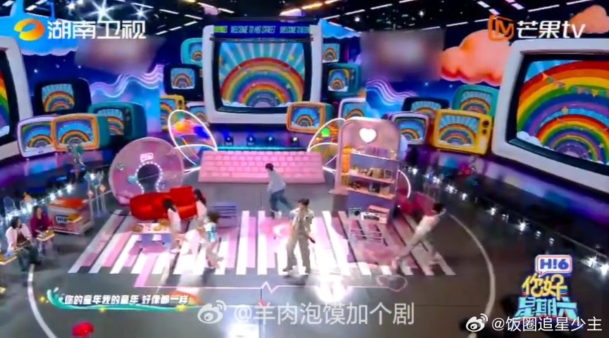 赵昭仪颜安杀马特造型唱家有儿女赵昭仪火龙果荧光色假发你好星期六谁看了你好星期六这