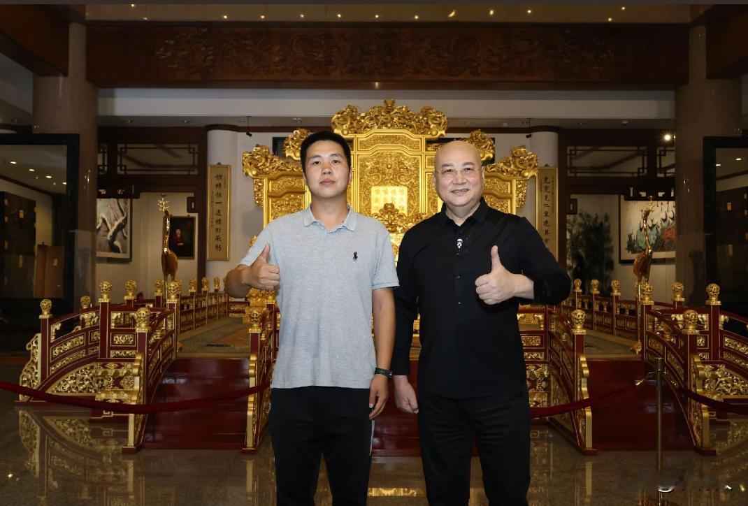 迟重瑞近照曝光，胖了不少。和路人合影面带微笑，精神状态不错。网友调侃：这回彻底放