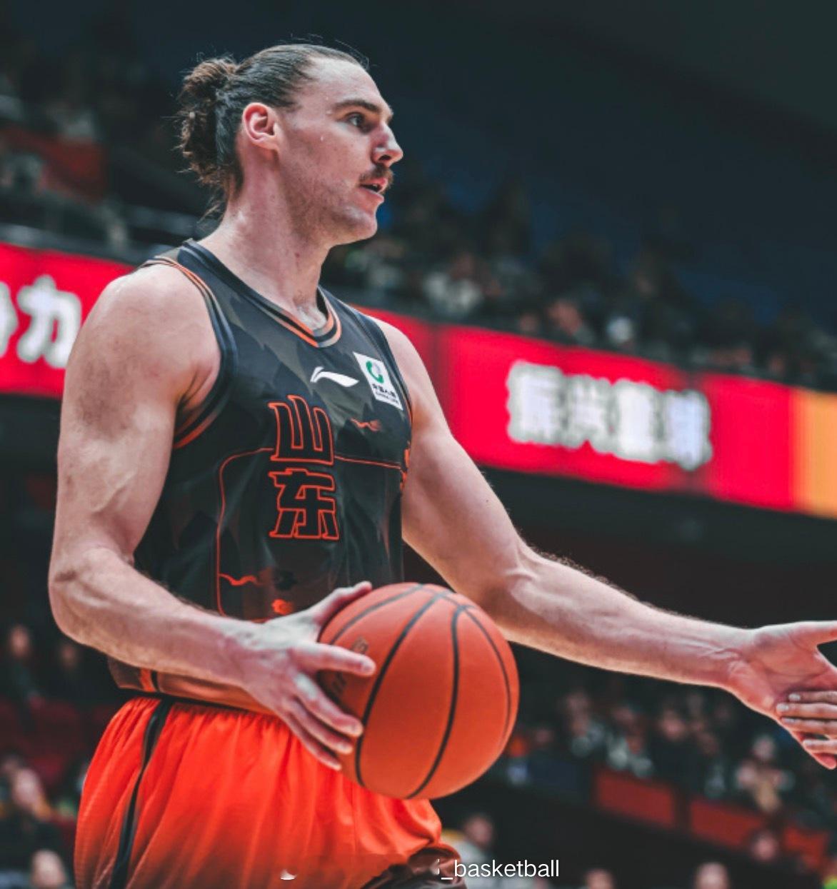 CBA临时工之王，山东男篮裁掉外援斯蒂尔，这是他CBA近两个赛季第五次被球队取消