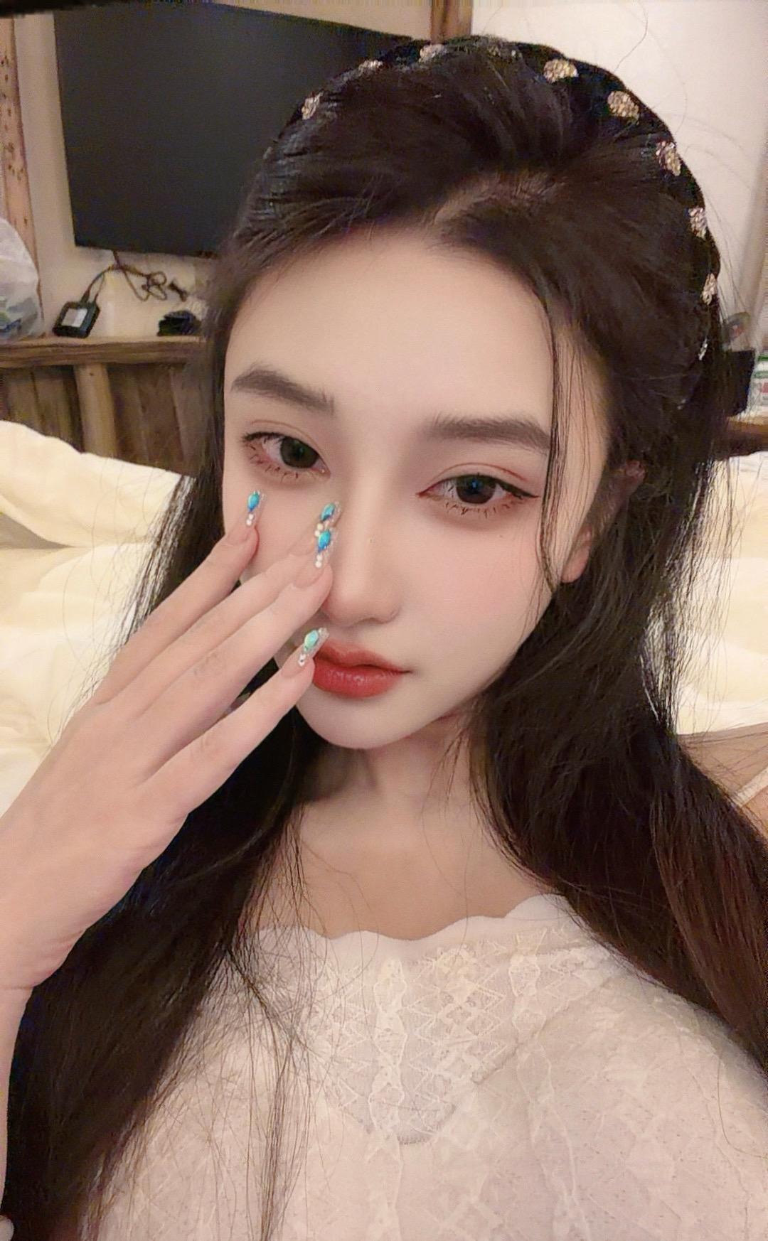 有些话太重了 落在刚好我脆弱无助的时候 便也砸断了我们之间的情分